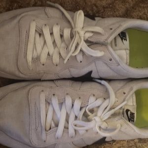 Nike inernatinalist  wolf grey